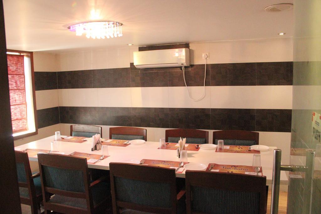 Oyo 13494 Hotel Nakshatra Inn Hyderabad Esterno foto